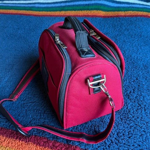 Travel Gear's travel case. Red canvas - Picture 2 of 6